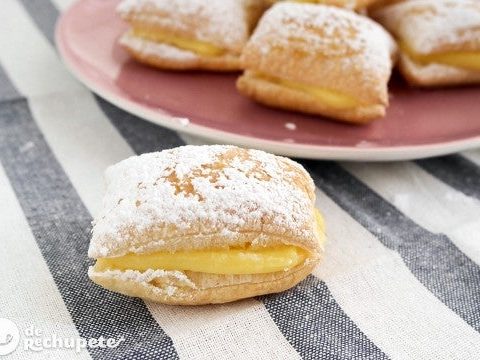 Miguelitos de la Roda gefüllt mit Sahne