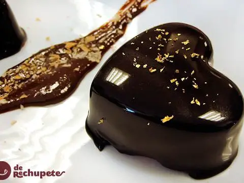 Schokoladenmousse mit glänzendem Zuckerguss oder Spiegelschokolade