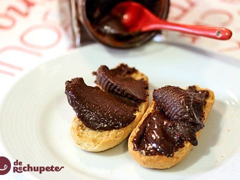 Hausgemachte Kakao- und Haselnusscreme