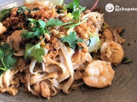 Pad Thai. Thailändische Reisnudeln unter Rühren braten