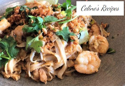 Pad Thai. Thailändische Reisnudeln unter Rühren braten