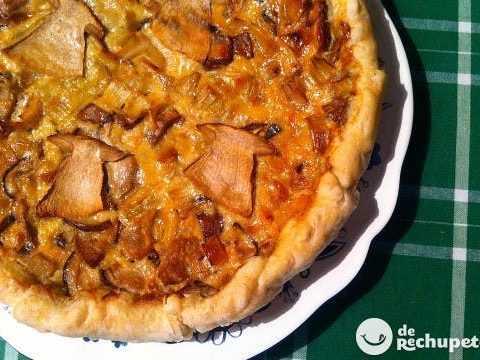 Kuchen- oder Pilztarte. Steinpilz Edulis und Pfifferlinge