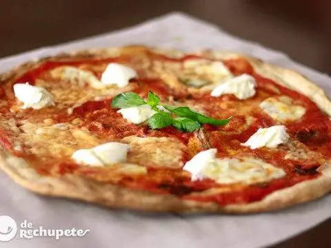 Pizza Margarita. Italienisches Rezept