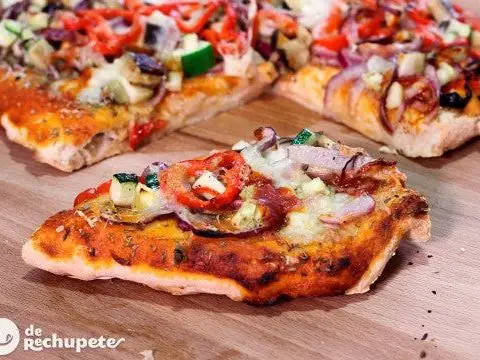 Gemüsepizza. Wie man hausgemachte Pizza mit Gemüse macht
