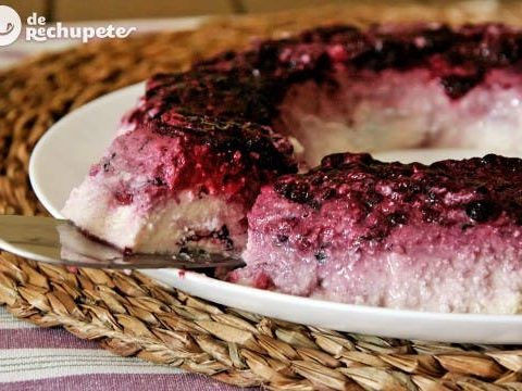 Käsepudding mit roten Beeren