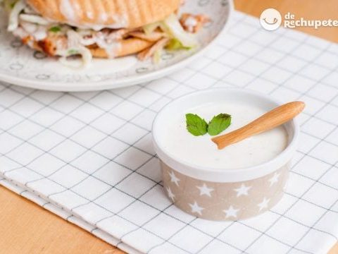 Wie man eine Joghurtsauce macht