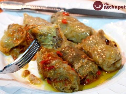 Sarmale oder Fleischröllchen mit Kohlblättern. Rumänisches typisches Rezept