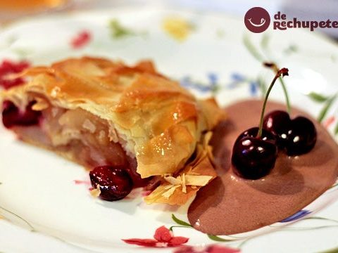 Strudel oder Apfelstrudel von Jerte Kirschen und Äpfeln