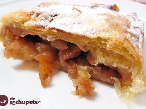 Apfel-, Walnuss- und Pinienkernenstrudel oder Apfelstrudel.