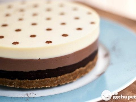 Kuchen mit drei Pralinen