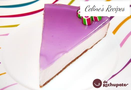 Käsekuchen mit violettem Belag
