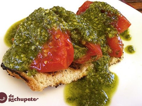 Geröstete Tomaten auf Brioche mit grüner Pesto-Sauce