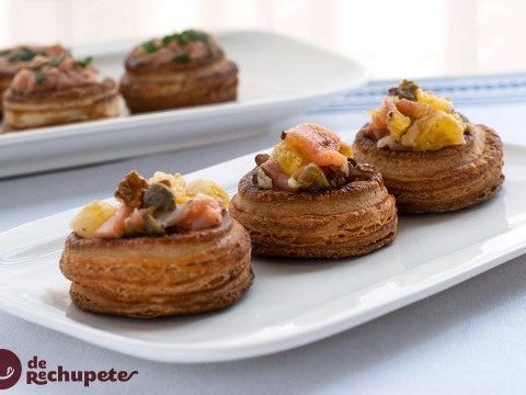 Mit Lachs und Mandarine gefüllte Volovanes