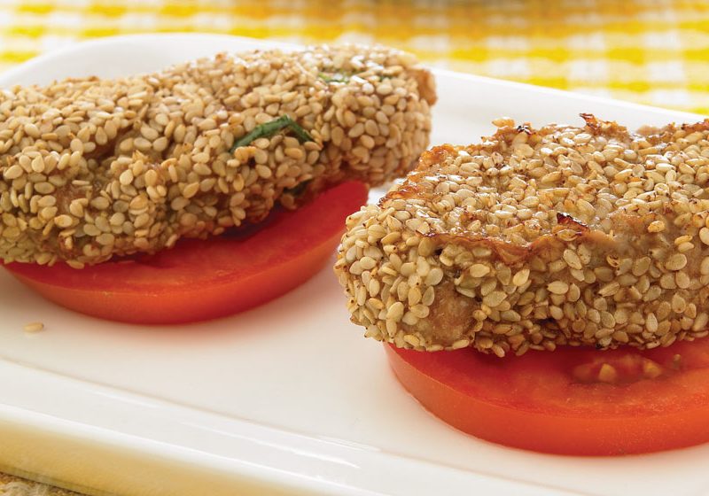 MIT SESAM ÜBERZOGENE RINDERHACKFLEISCHRIEGEL