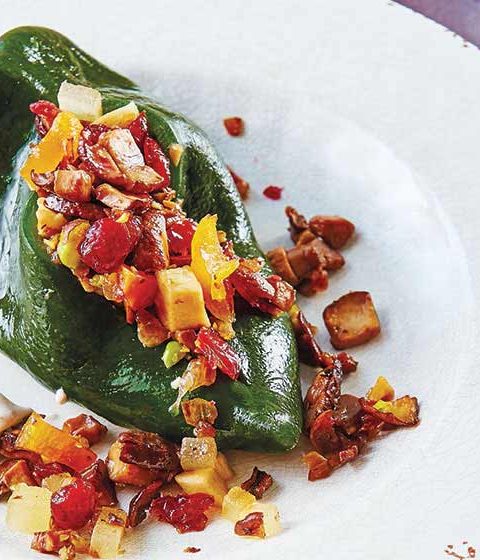Vegetarische Chilis en Nogada mit Nüssen