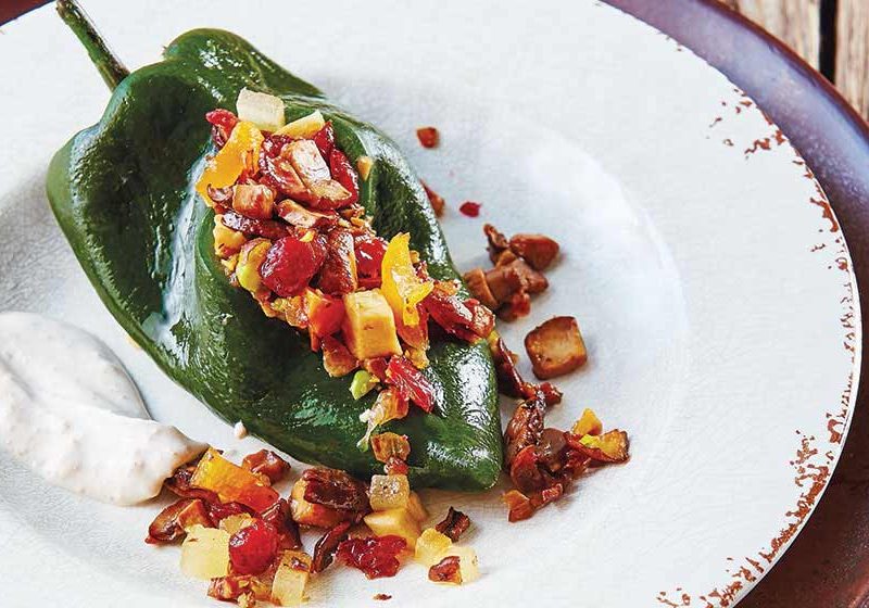 Vegetarische Chilis en Nogada mit Nüssen