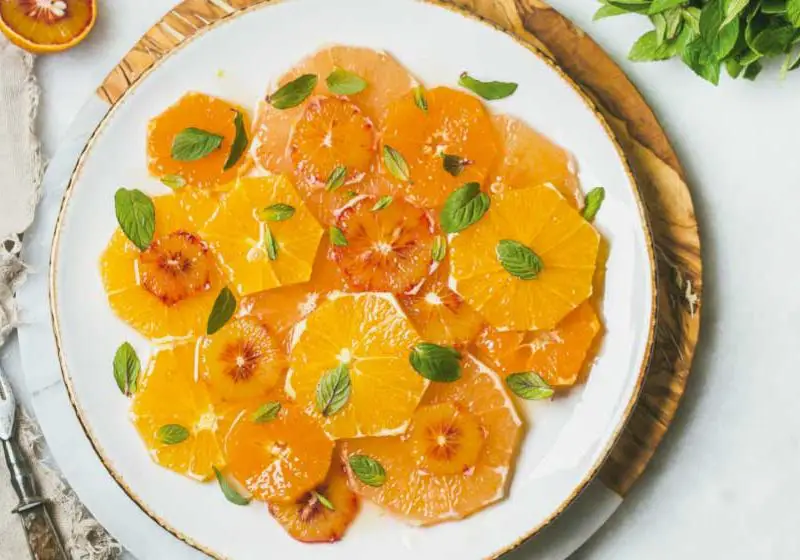 Mandarinensalat mit Orange, Honig und Minzblättern