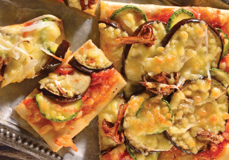 Vegetarische Pizza mit Zucchini und Champignons